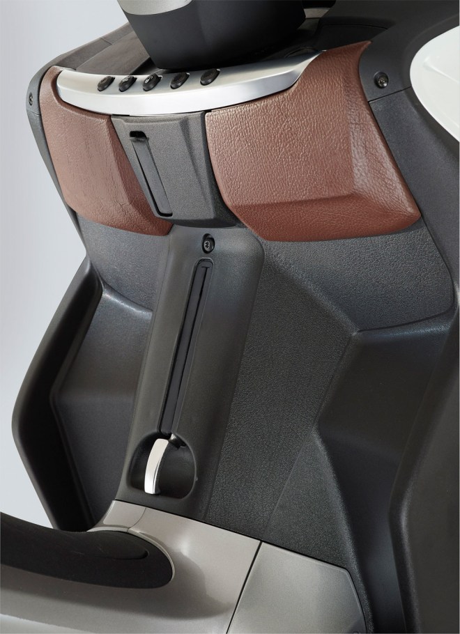 MP3-Business-500-Legshield-Detail