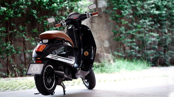 vespa-sprint-cuero-y-negro-02