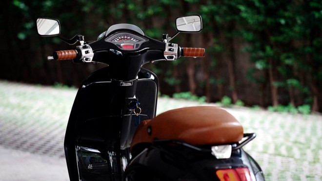 vespa-sprint-cuero-y-negro-03